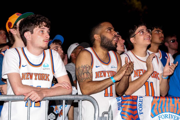 אוהדי ניקס מחוץ לגארדן (צילום: Caleb Bowlin/Getty Images/AFP) אוהדי ניו יורק