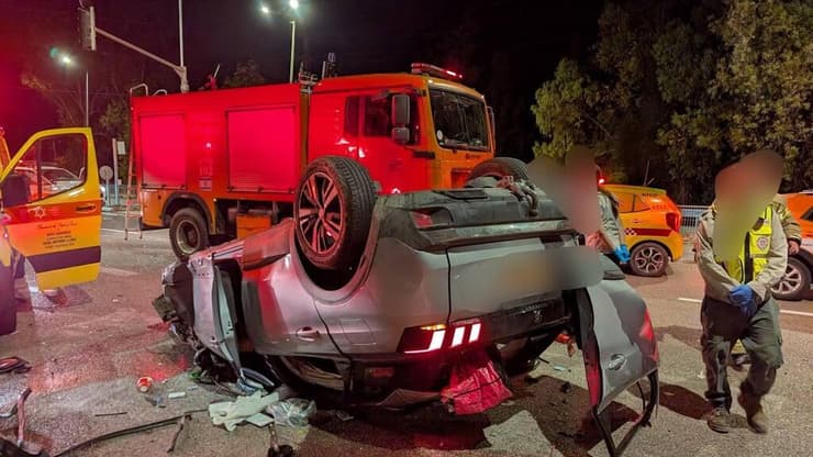זירת התהפכות הרכב סמוך לצומת עופר (צילום: דוברות מד"א ) תאונת דרכים קשה סמוך לצומת עופר