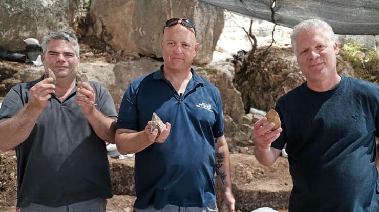 מנהלי החפירה, מימין לשמאל - פרופ' רון שימלמיץ, דר' קובי ורדי ועמית גבאי (צילום: אמיל אלג'ם, רשות העתיקות) מנהלי החפירה, מימין לשמאל - פרופ' רון שימלמיץ, דר' קובי ורדי ועמית גבאי