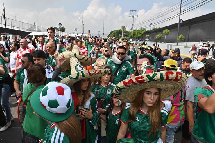 יודעים להרעיש. אוהדי מקסיקו (צילום: Mario Vazquez / AFP) אוהדי מקסיקו ליד אצטדיון האצטקה מונדיאל 2026