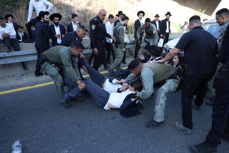 צילום: שאול גולן פינוי הפגנת החרדים וחסימת הכביש בצומת גנות