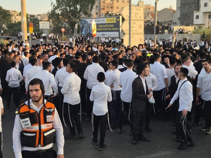 הפגנות חרדים נגד גיוס (צילום: מוטי קמחי ) חסימות בצות גהה
