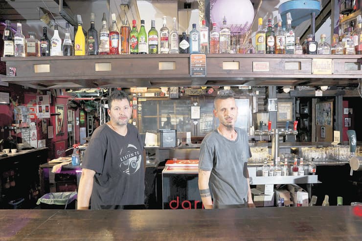 השותפים הדי צדקה (מימין) וניסן גבע מהגושרים. "הופתענו לראות כמה אנשים מגיעים. ועדיין יש ירידה של 50% מהשנה שעברה" (צילום: שאולן גולן) השותפים הדי צדקה (מימין) וניסן גבע מהגושרים