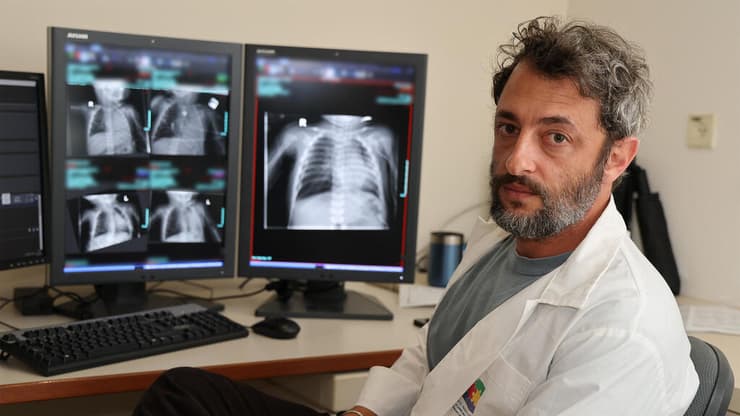 "עבדנו בקצב אש, שק נכנס שק יצא, כפול 12 פעמים ביום". ד"ר תומר פורטנוי, רדיולוג מבית החולים שניידר, שירת במחנה שורה במילואים (צילום: יריב כץ) ד"ר תומר פורטנוי, רדיולוג מבית החולים שניידר, שירת במחנה שורה במילואים