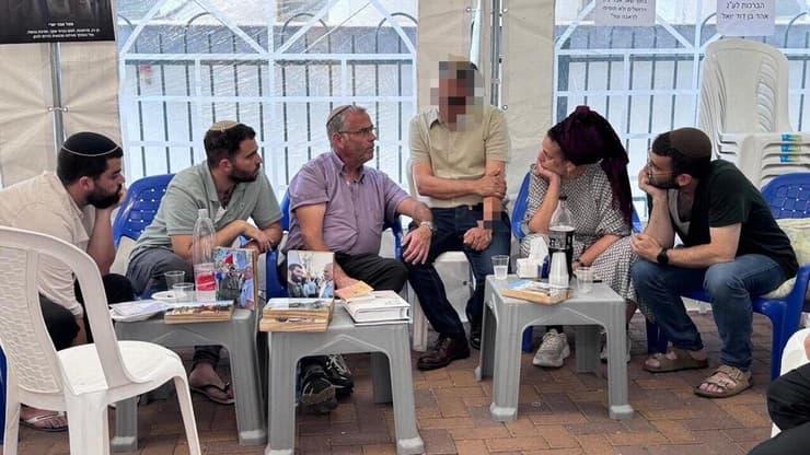 דוד יערי, אבא של הלוחם שנפל אהד יערי ז״ל נ]גש עם אביו של המפקד שלו