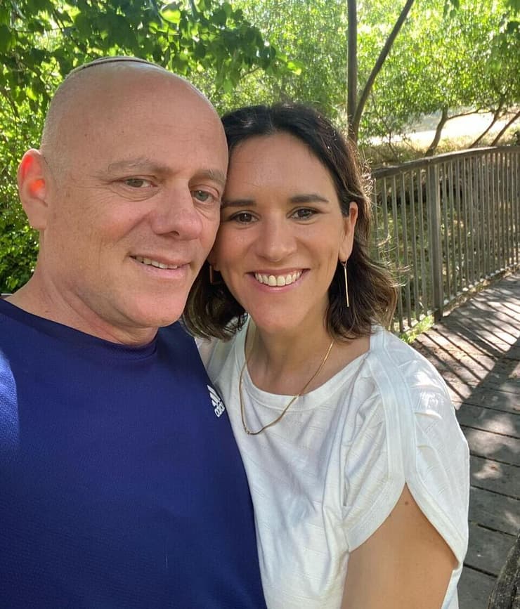 אמילי עמרוסי עם בעלה, שייקה הולנדר. "כמו חבר וחברה בתיכון, עם הרשאה הלכתית" (צילום: אלבום פרטי) אמילי עמרוסי עם בעלה השני, שייקה הולנדר