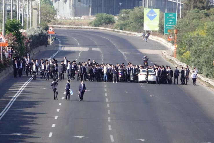 הפגנת החרדים וחסימת הכביש בצומת גנות (צילום: שאול גולן) הפגנת החרדים וחסימת הכביש בצומת גנות