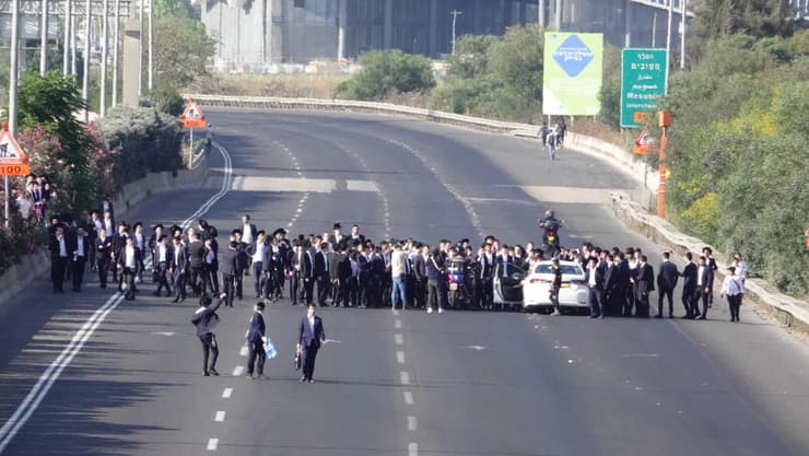 הפגנת החרדים וחסימת הכביש בצומת גנות