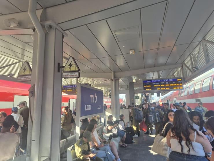 העומס העצום ברכבת לוד (צילום: אוריה פסדר) עמוס ברכבת ישראל בתחנת לוד