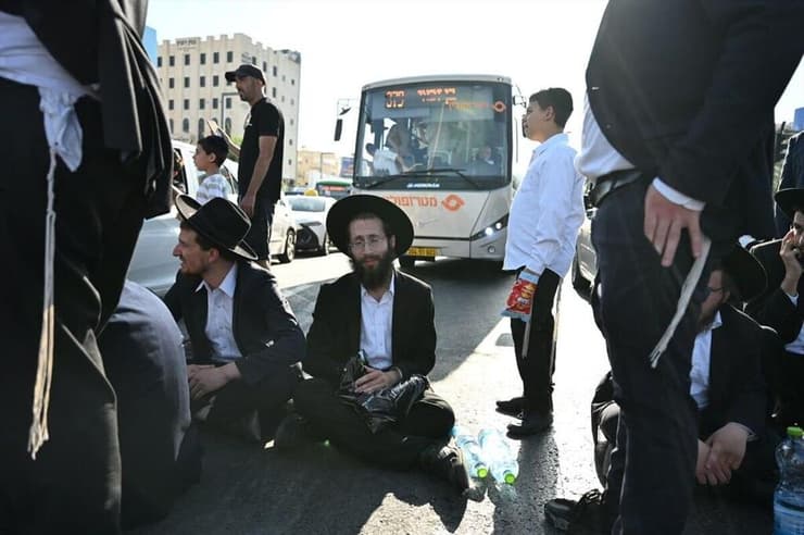 הפגנת החרדים  מתחת למחלף גהה