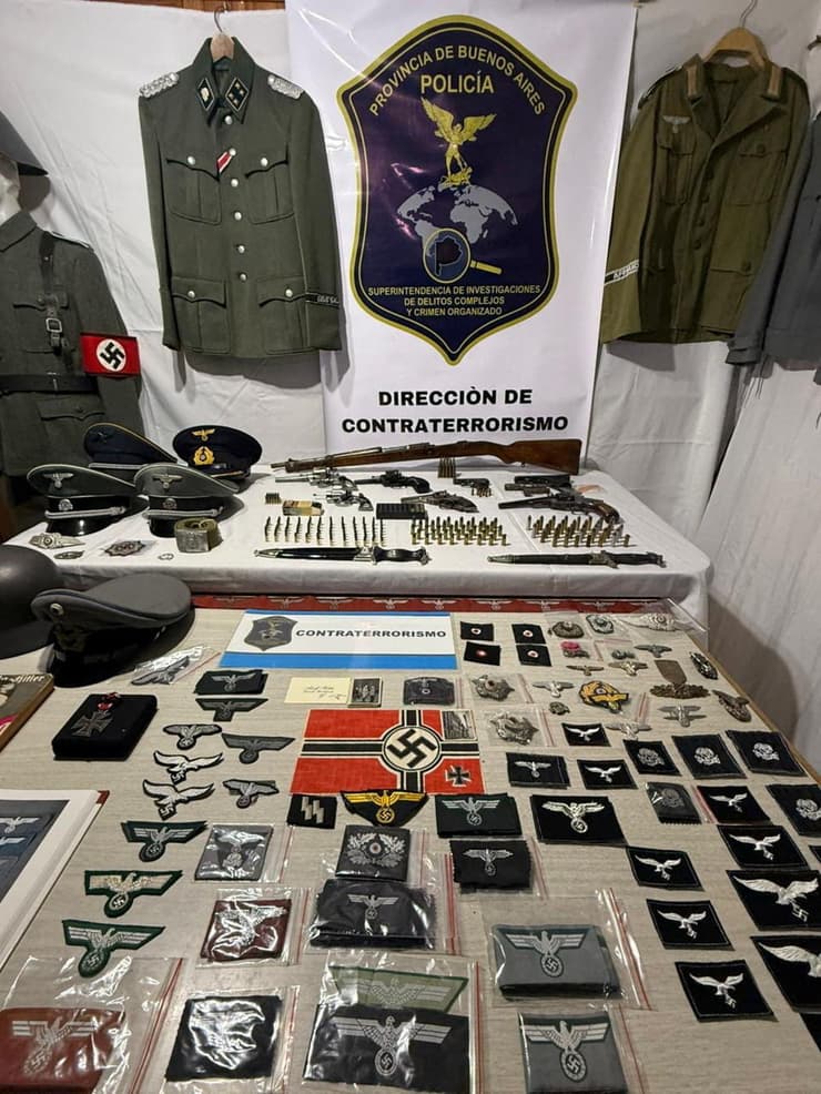 חלק מהפריטים שנמצאו בביתו של האיש (צילום: Policia de la Provincia de Buenos Aires/via REUTERS) חלק מהפריטים שנמצאו בביתו של האיש