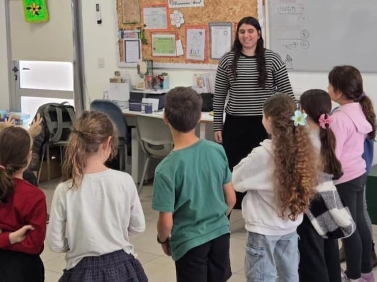 "מכניס את הילדים לנעליים של כל אחת מהדמויות במעגל הבריונות". הרשקו מעבירה סדנה לתלמידי ביה"ס יסודי (צילום: באדיבות LEAD) "מכניס את הילדים לנעליים של כל אחת מהדמויות במעגל הבריונות". הרשקו מעבירה סדנה לתלמידי ביה"ס יסודי