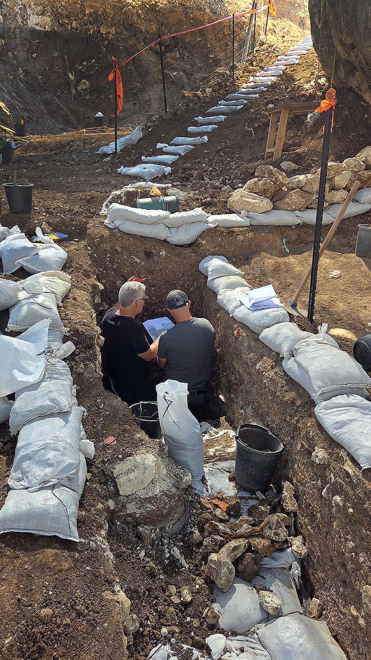 החפירה במערה הקדומה (צילום: עמית גבאי, רשות העתיקות) החפירה במערה הקדומה