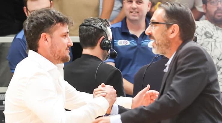 דן קציר לוחץ את היד לרובן נייברגר