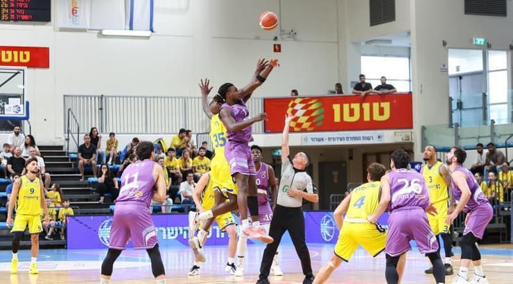 כריס קלארק וג'ימי הול מנתרים לכדור הביניים