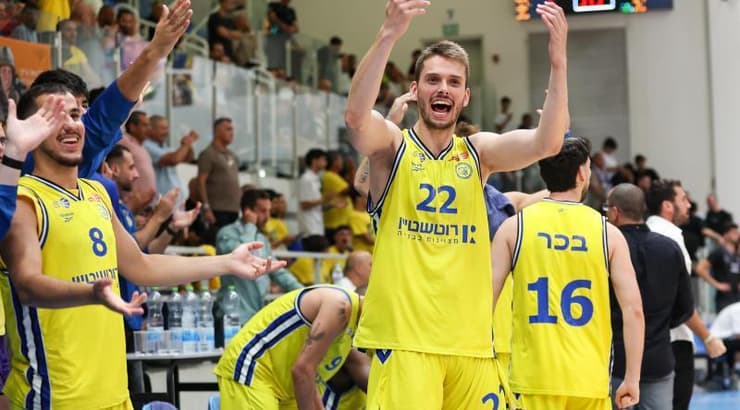 שחקני מכבי אשדוד חוגגים