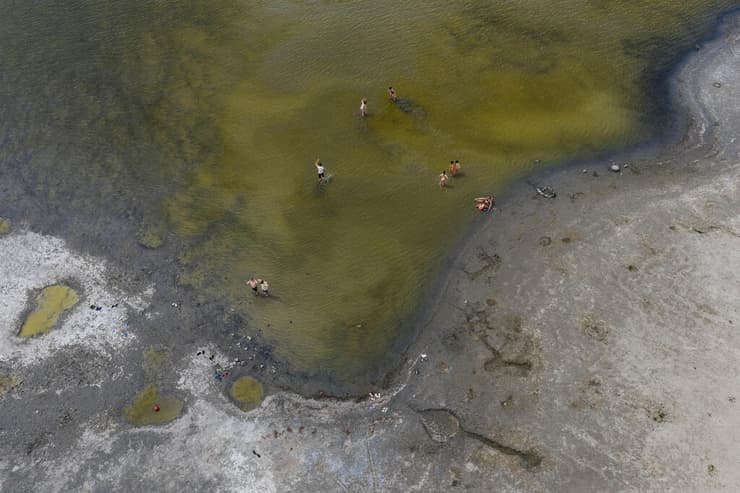 התייבשות אגם ולנצה בהונגריה (צילום: Marton Monus/Reuters) התייבשות אגם ולנצה בהונגריה