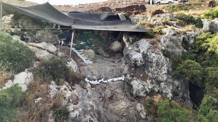 הכניסה למערה הקדומה (צילום: אמיל אלג'ם, רשות העתיקות) הכניסה למערה הקדומה