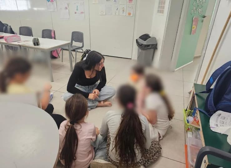 "ילדים שאין להם היכן לבטא רגשות, עלולים לבטא אותם דרך כעס, הסתגרות או אלימות". הילה יגר עם ילדי כיתה א' במסגרת הפרויקט שהקימה (צילום: באדיבות LEAD) "ילדים שאין להם היכן לבטא רגשות, עלולים לבטא אותם דרך כעס, הסתגרות או אלימות". הילה יגר עם ילדי כיתה א' במסגרת הפרויקט שהקימה