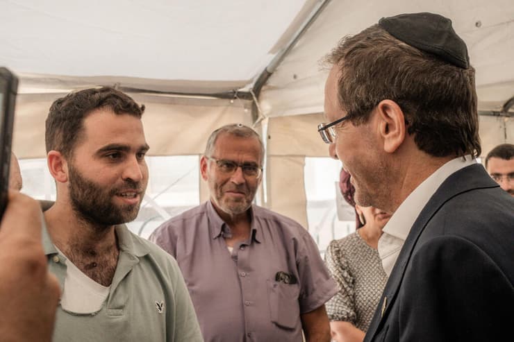 נשיא המדינה מגיע לנחם את משפחת יערי ( צילום: ליאת לרנר) דוד יערי, אבא של הלוחם שנפל אהד יערי ז״ל