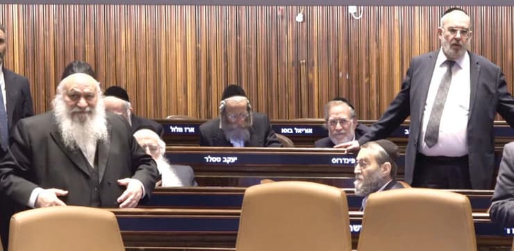 ח"כים חרדים בהצבעה השבוע בכנסת. "מורשה לעסקנים" | צילום: דוברות הכנסת ח"כים חרדים בהצבעה השבוע בכנסת. "מורשה לעסקנים" | צילום: דוברות הכנסת