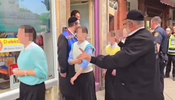 כמה מהתלמידות לאחר שיצאו ממערכת הביוב