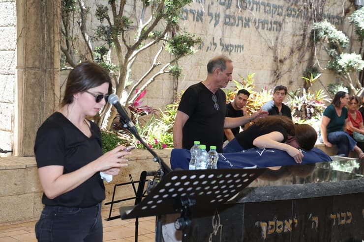 הילי ואורי, בנותיה של אסתר שמיר בלווייתה (צילום: יריב כץ) בלוויתה של אסתר שמיר