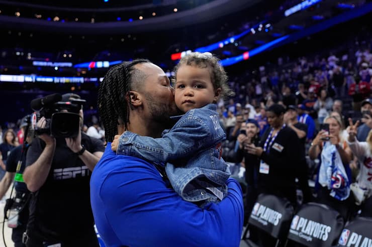 אורחת הכבוד של ברנסון (צילום: AP Photo/Matt Slocum) ג'יילן ברונסון ובתו