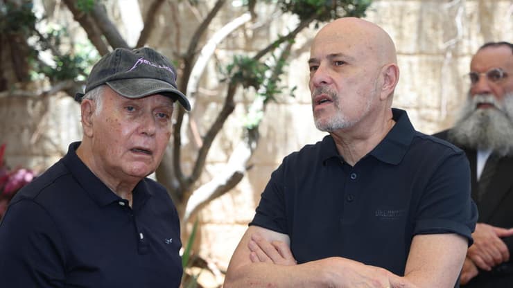 יואב גינאי וקובי אשרת בלוויתה של אסתר שמיר (צילום: יריב כץ) יואב גינאי וקובי אשרת בלוויתה של אסתר שמיר
