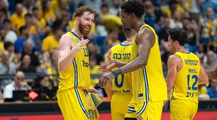 שחקני מכבי חוגגים (רועי כפיר) שחקני מכבי חוגגים