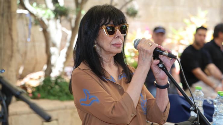 גלי עטרי בלוויתה של אסתר שמיר