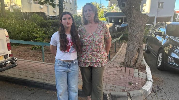 הסבתא ובת הדוד שהיו עם אליס. "ישר נסענו למיון. נורא פחדתי" (צילום: מאיר תורג'מן) הסבתא מירה גנן והבת דודב דניאל ונדרמן