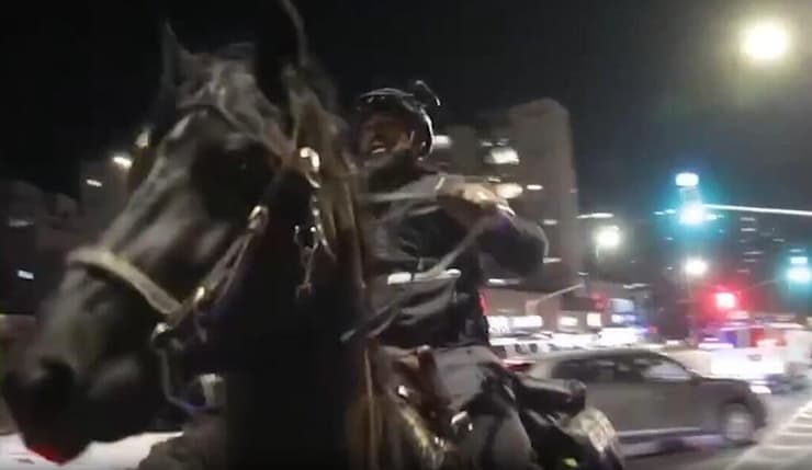 פרשי משטרה על סוסים בהפגנה בירושלים