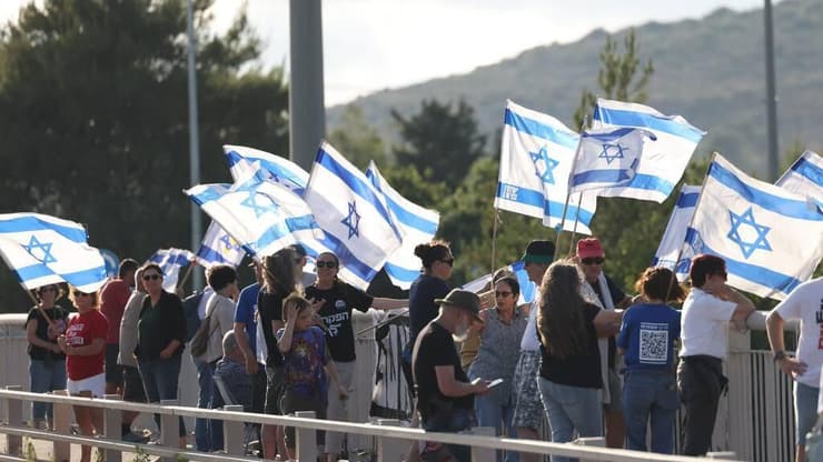דגלי ישראל בגשר אליקים (צילום: פורום ארגוני המחאה) הפגנות בגשר אליקים
