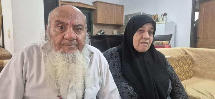 אביו של עמאד: "לא ציפינו למעשה הפשע הזה" אחמד אגבאריה אביו של הנרצח ואמו החורגת