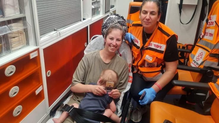 ליאת, נעמה ובניה התינוק באמבולנס. "הרגשתי ששני הנופלים היו לצידי" ליאת, נעמה ובניה התינוק באמבולנס