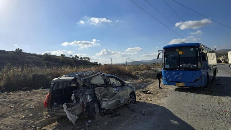 זירת התאונה בשבי שומרון (צילום: תיעוד מבצעי מד"א) ילד בן 10 נהרג בתאונת דרכים בין רכב לאוטובוס סמוך לשבי שומרון