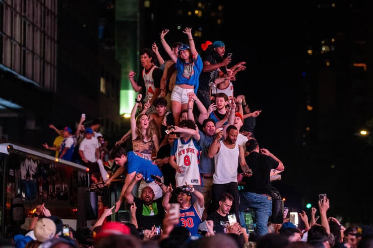 האוהדים חוגגים ברחובות (צילום: Adam Gray/Getty Images) ניו יורק ניקס