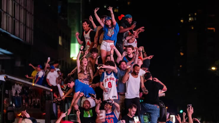 אוהדי הניקס חוגגים (צילום: Adam Gray/Getty Images) ניו יורק ניקס
