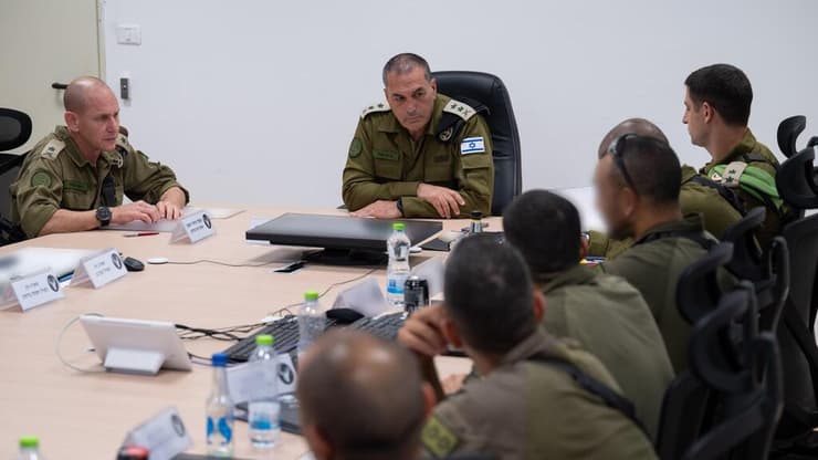 זמיר: "לבנון היא מרכז הכובד העיקרי שלנו" (צילום: דובר צה"ל) הרמטכ"ל אייל זמיר עם מפקדי האוגדות והחטיבות של פיקוד הצפון