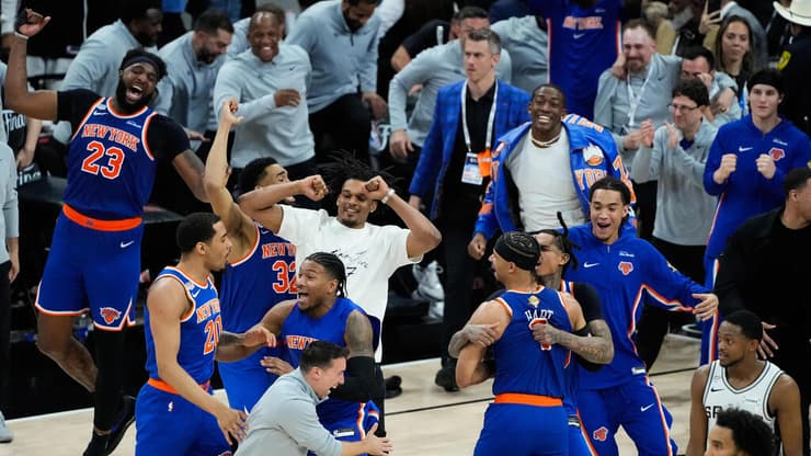 הכל השתחרר בסיום (צילום: AP Photo/Ross D. Franklin) שחקני ניו-יורק ניקס חוגגים