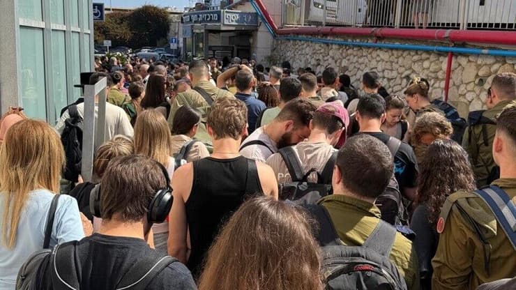 עומסים חריגים בכניסה וביציאה מהתחנה (צילום: מיכאל סולומון) העומסים ברכבת חוף הכרמל בחיפה