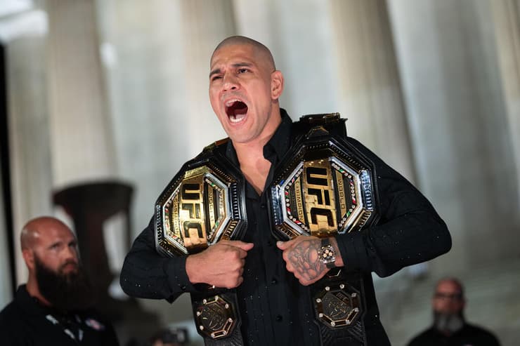 לוחם ה-UFC אלכס פריירה באירוע הכנה בסוף השבוע לתחרות, מול אנדרטת לינקולן
(צילום: AP Photo/Allison Robbert) אירוע הקדמה לתחרות UFC בבית הלבן מול אנדרטת לינקולנן ב וושינגטון ארה"ב 12 ביוני
