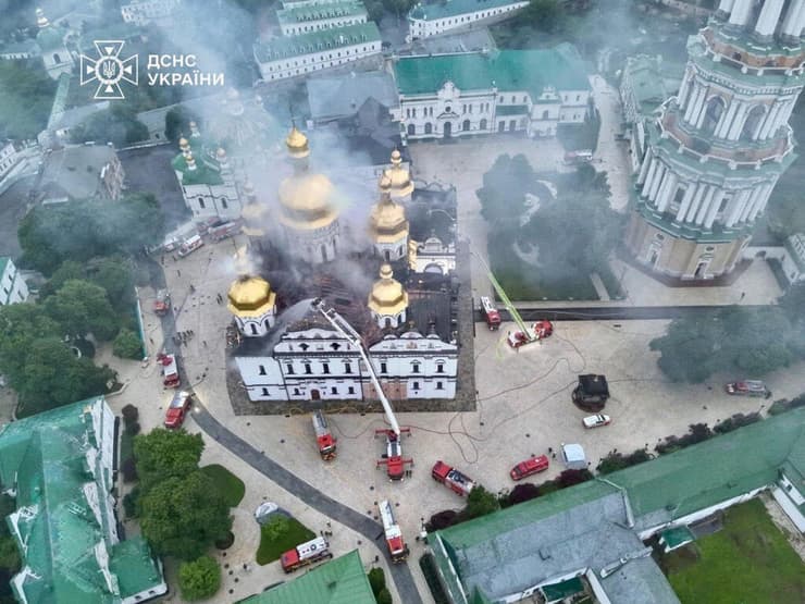 צילום: Press service of the State Emergency Service of Ukraine/Handout via REUTERS לאוורת קייב-פצ'רסק המוכר גם כ " מנזר המערות " מתחם של כנסיות ומנזרים ב קייב אוקראינה שנפגע ב מתקפה של רוסיה