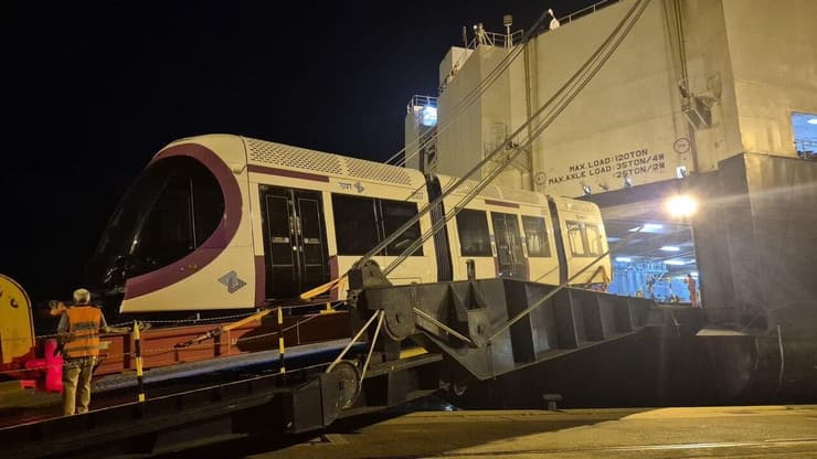 קרונות הקו הסגול של הרכבת הקלה (צילום: מ.ל.ת) קרונות הקו הסגול של הרכבת הקלה