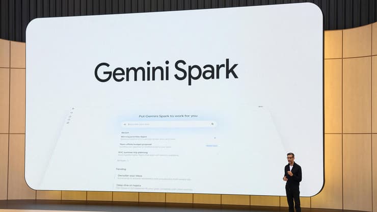 מנכ"ל גוגל, סונדאר פיצ'אי, מציג את השדרוגים של ג'מיני בכנס המפתחים של החברה (רויטרס) מנכ"ל גוגל, סונדאר פיצ'אי, מציג את השדרוגים של ג'מיני בכנס המפתחים של החברה השנה