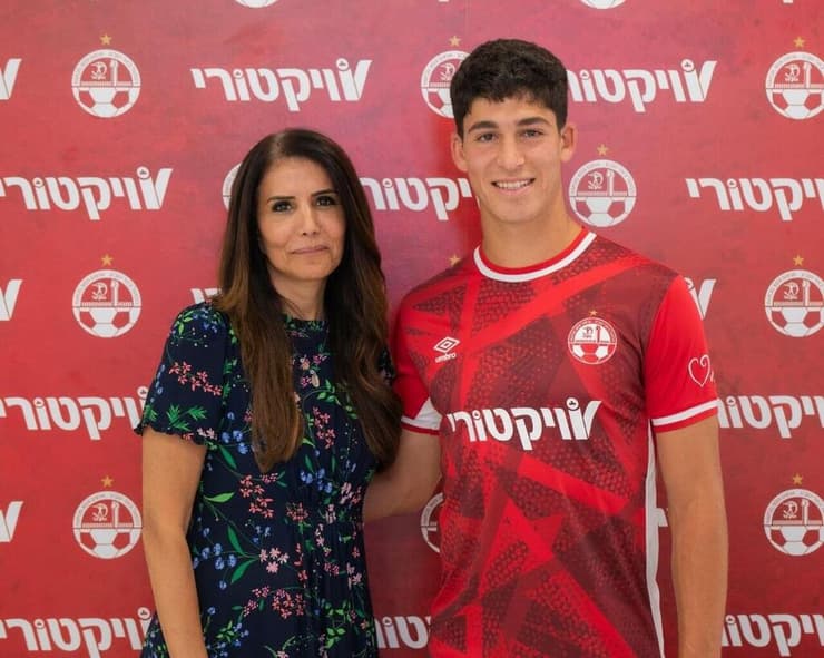 ניב יהושע לאחר חתימתו עם אלונה ברקת (צילום: הפועל באר-שבע) ניב יהושע לאחר חתימתו עם אלונה ברקת