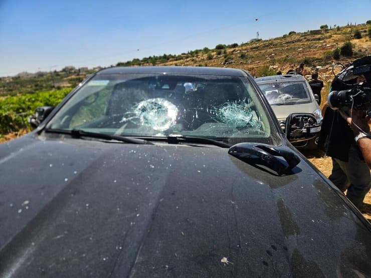 תיעוד: מילואימניקים שליוו משפחה פלסטינית לשטח פרטי בחלחול, ספגו אלימות קשה מצד פורעים יהודים