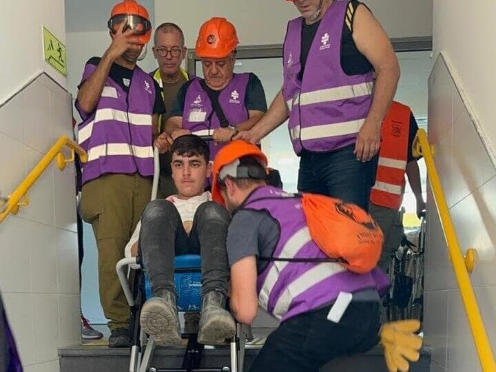 מתנדבי "נגישות ישראל" בפעולה (צילום: עמותת נגישות ישראל ) פעילות החמ"ל הסגול בחירום