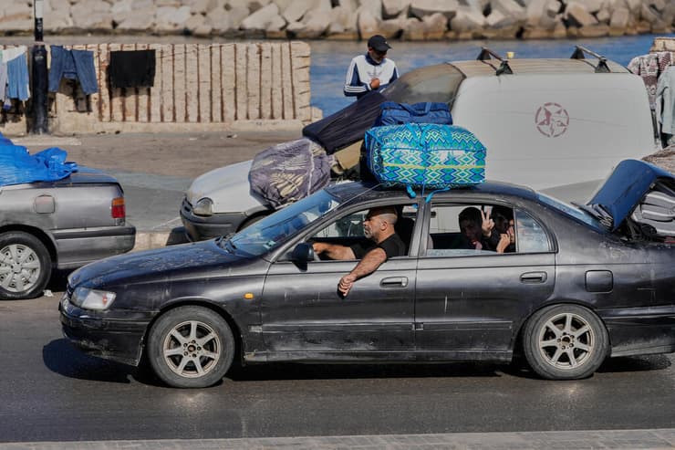 הלבנונים חוזרים ליישובים בדרום אחרי ההכרזה על הסכם (צילום: AP Photo/Mohammed Zaatari) תושבים חוזרים הביתה לדרום לבנון צידון